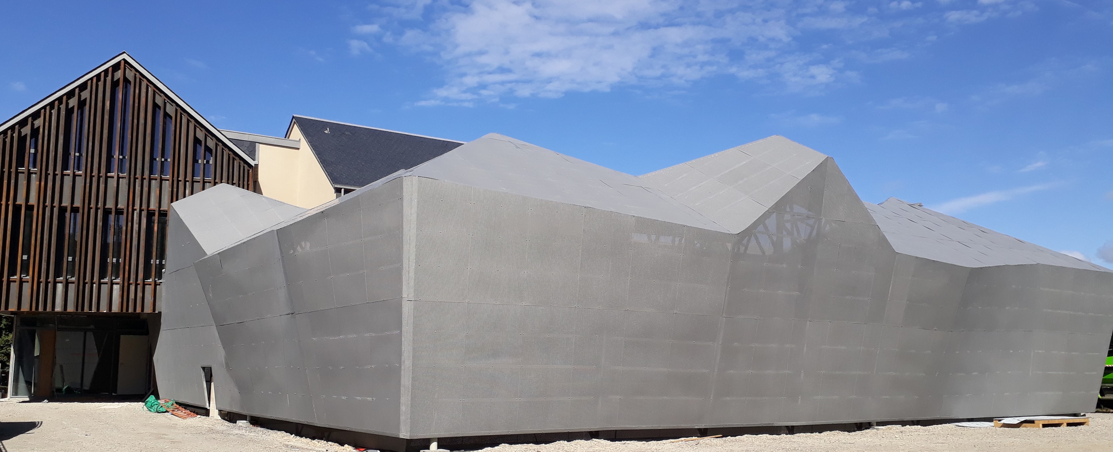 Brise soleil Corten et véture zinc - Maison de santé Rodez